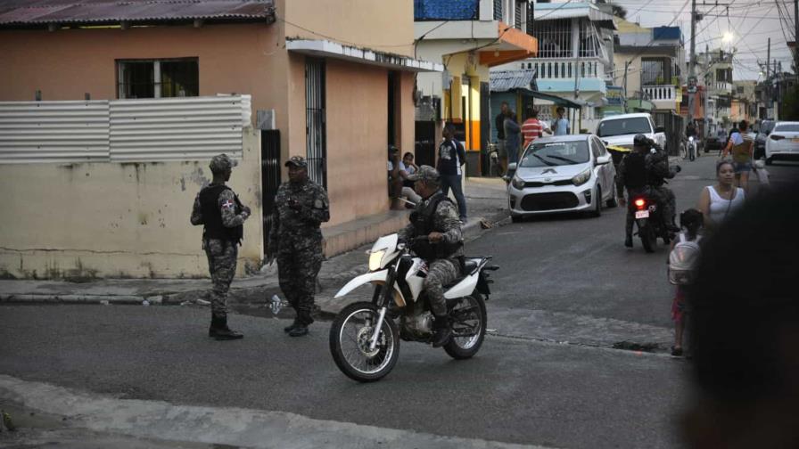 Policía acordona zona donde viven familiares de sospechoso de matar niña en San Cristóbal