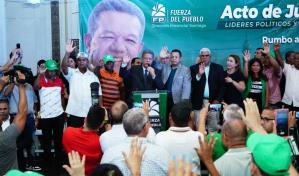 Leonel Fernández juramenta a nuevos miembros de la Fuerza del Pueblo en Santiago