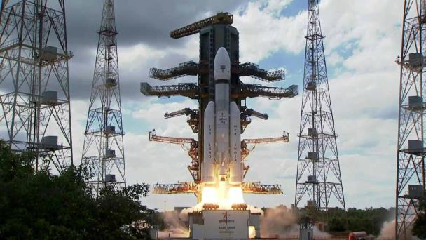 Misión espacial no tripulada de India entra en órbita lunar