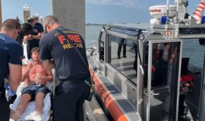 La Guardia Costera de EE.UU. rescata con vida a joven en bote casi sumergido en el Atlántico