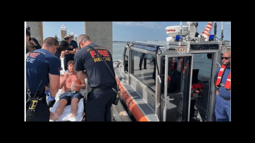 La Guardia Costera de EE.UU. rescata con vida a joven en bote casi sumergido en el Atlántico
