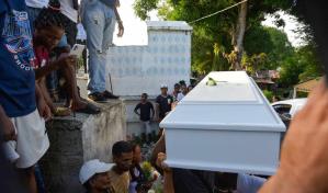 Entre flores blancas y música de Tercer Cielo, sepultan los restos de la niña Willenni Lorenzo
