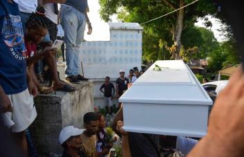 Entre flores blancas y música de Tercer Cielo, sepultan los restos de la niña Willeni Lorenzo
