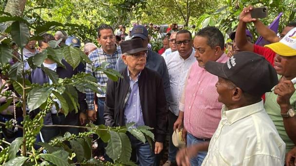 Danilo visita productores de Bahoruco y les promete que Abel seguirá las Visitas Sorpresa