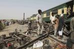 Al menos 30 muertos y 60 heridos por descarrilamiento de tren en Pakistán