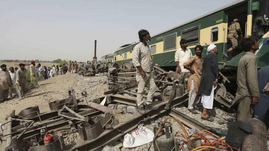 Al menos 30 muertos y 60 heridos por descarrilamiento de tren en Pakistán