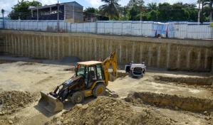 Dos hombres sobreviven al caer carro en hoyo de una construcción en Santiago