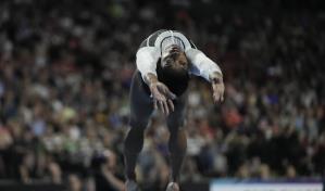 Biles deslumbra en su retorno y gana el US Classic