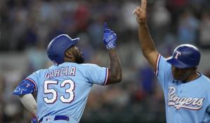 Ezequiel Durán se sumó a la fiesta de palos para ayudar a los Rangers
