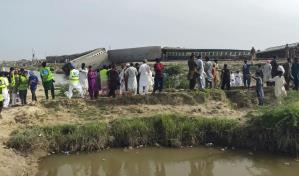 Al menos 28 muertos en descarrilamiento de tren en sur de Pakistán