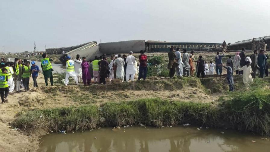 Al menos 28 muertos en descarrilamiento de tren en sur de Pakistán