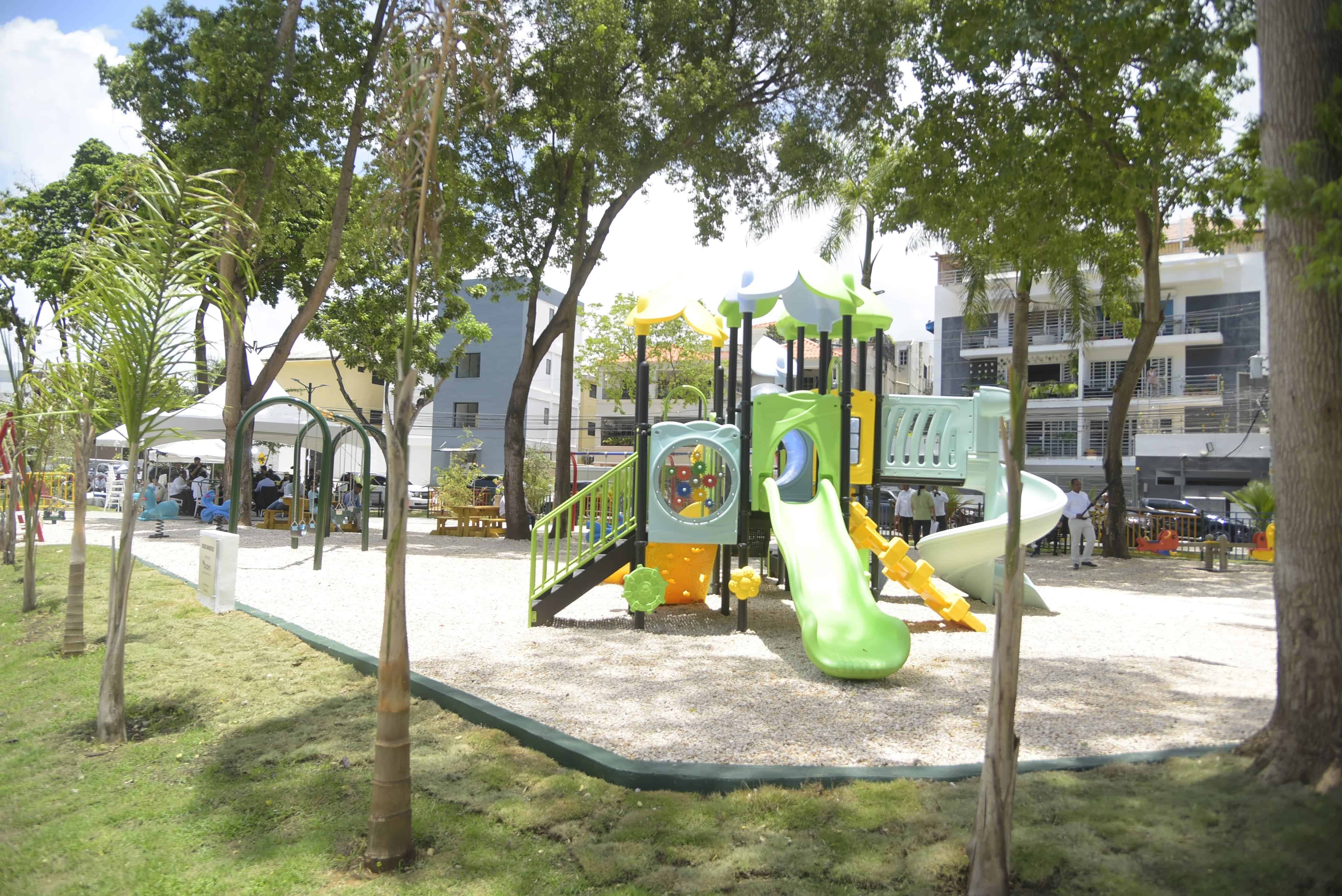 Parque infantil inaugurado en la Urbanización Fernández