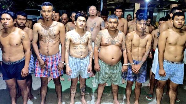 Más de 50 pandilleros detenidos durante un cerco de seguridad en el norte de El Salvador