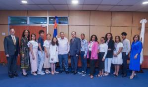 Gobernador del Banco Central recibe a embajador dominicano en España y a estudiantes meritorios