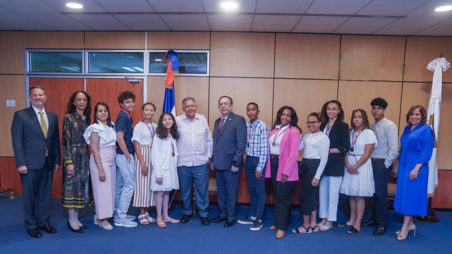 Gobernador del Banco Central recibe a embajador dominicano en España y a estudiantes meritorios