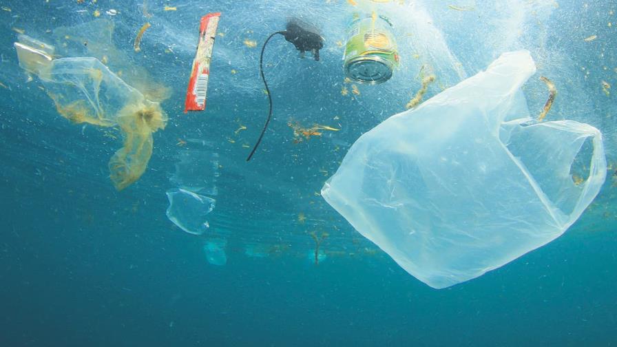 Registran menos vertido de plásticos en los mares