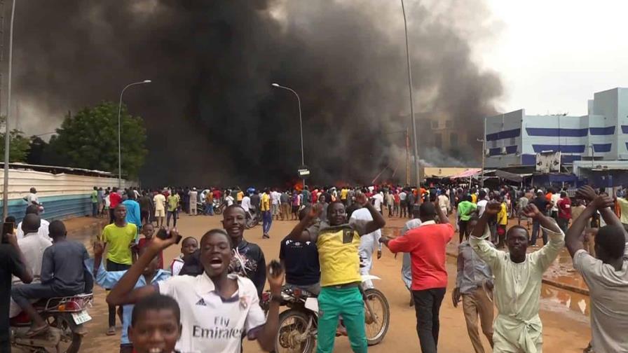 Algunos en África celebran los golpes de Estado, muchos de ellos hartos y desesperados por un cambio