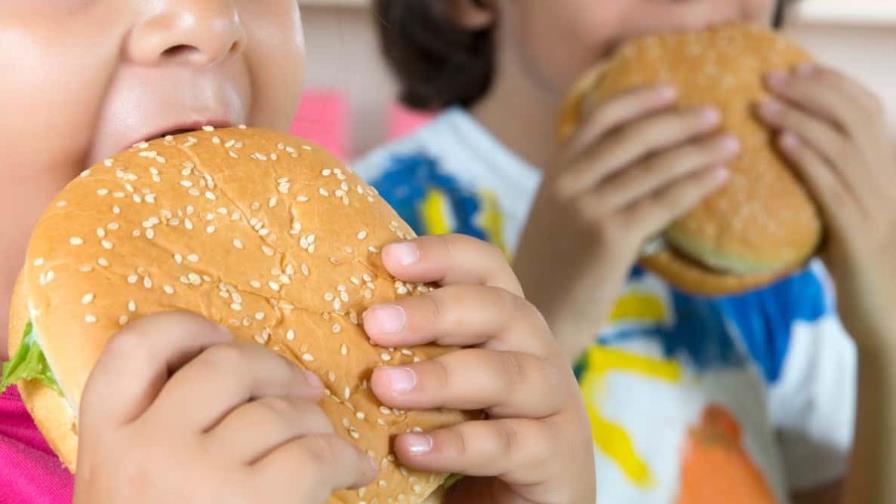 La promoción del consumo de agua en escuelas previene sobrepeso en niños, indica estudio