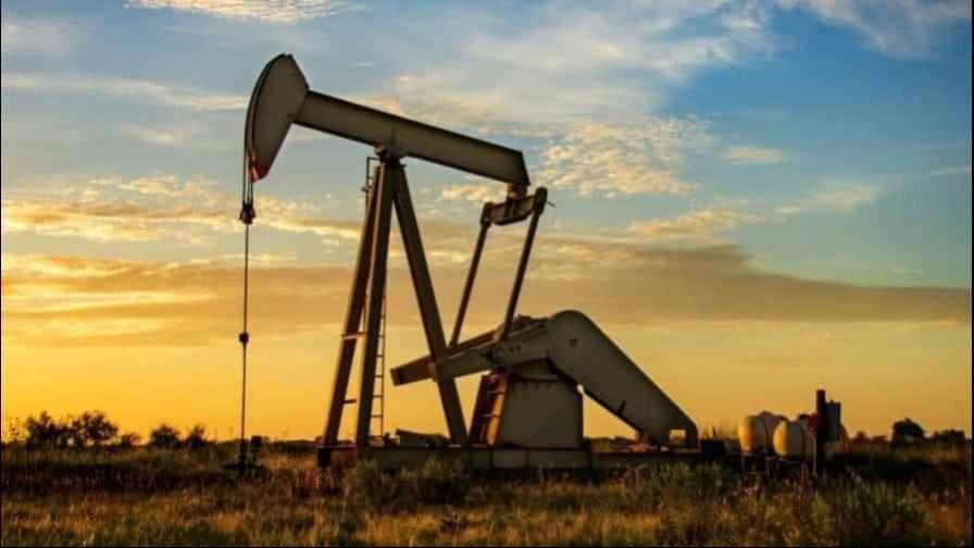 El petróleo de Texas baja un 1.06 % y cierra en 81.94 dólares el barril