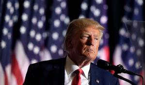 Trump pide a tribunal de Florida poder revisar material clasificado en un lugar diferente