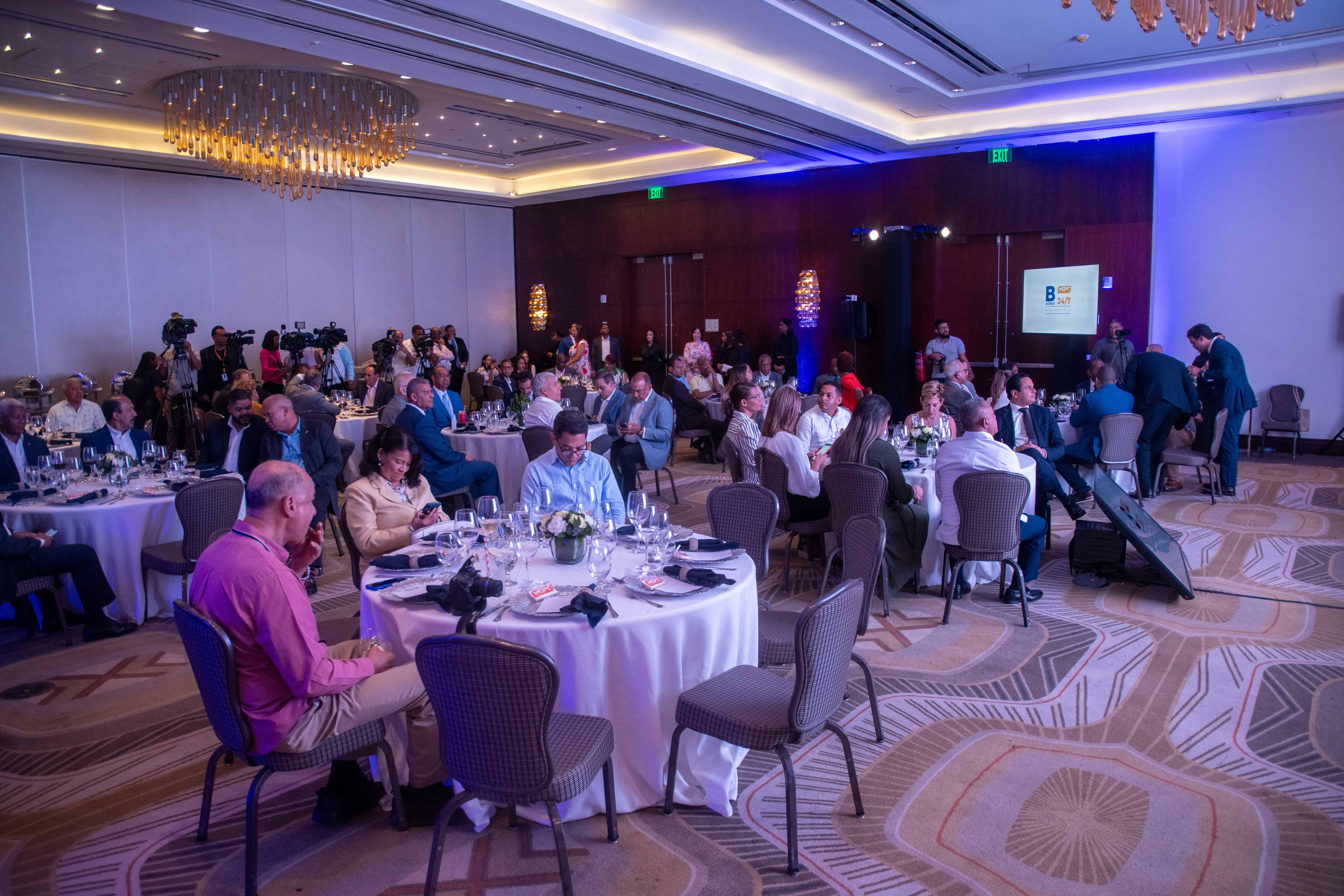 Parte de los periodistas y comunicadores asistentes.