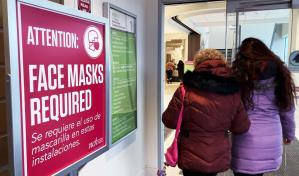 Hospitalizaciones por COVID-19 van al alza en EE.UU., aunque no como antes