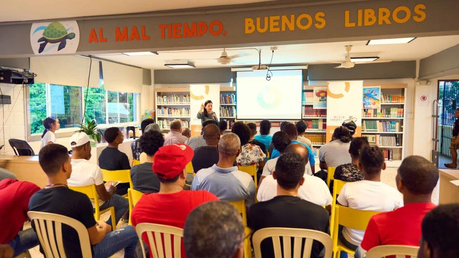 Motor Crédito y Fundación Abriendo Camino educan en finanzas personales a padres de Villas Agrícolas