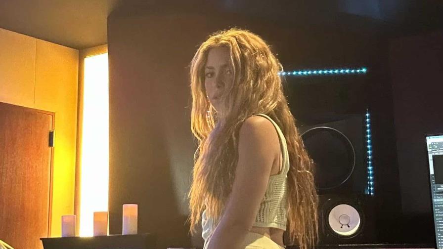 Shakira sube provocativa foto y los fans la relacionan con Lewis Hamilton