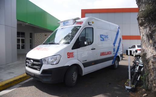 Chofer de guagua p&uacute;blica obstruye el paso de una ambulancia en Los Alcarrizos