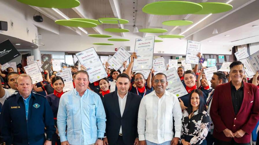 Academia gradúa en pleno vuelo 150 azafatas y agentes de aerolínea