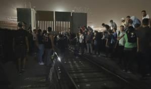 Policía de EEUU dispersa a migrantes que protestaban en frontera con México