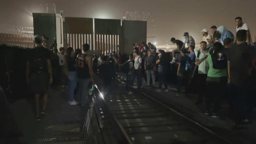 Policía de EEUU dispersa a migrantes que protestaban en frontera con México