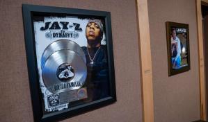 Una exposición en Brooklyn homenajea al rapero Jay-Z
