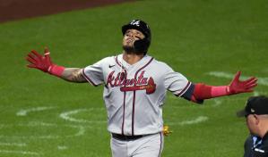 Con doble, Arcia levanta a los Bravos sobre los Piratas; Acuña abandona por lesión en el codo