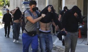 Más de 100 hinchas croatas afrontan cargos por homicidio en Grecia tras letal violencia