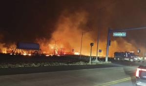 Residentes huyen al océano por incendios forestales en Hawai que han dejado unos seis muertos