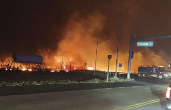 Residentes huyen al océano por incendios forestales en Hawai que han dejado unos seis muertos