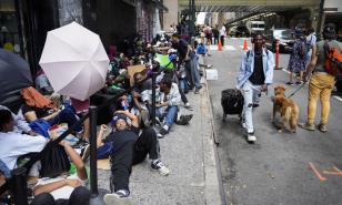 Arrestan a expolic&iacute;a de NY por presunto soborno en contratos de albergues para migrantes