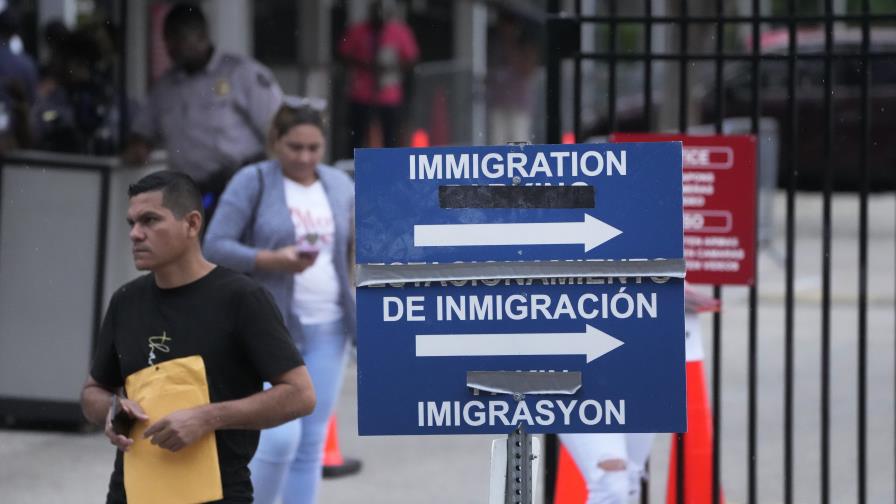 Juez de Florida rechaza bloquear ley que sanciona transportar personas que viven ilegalmente en EEUU