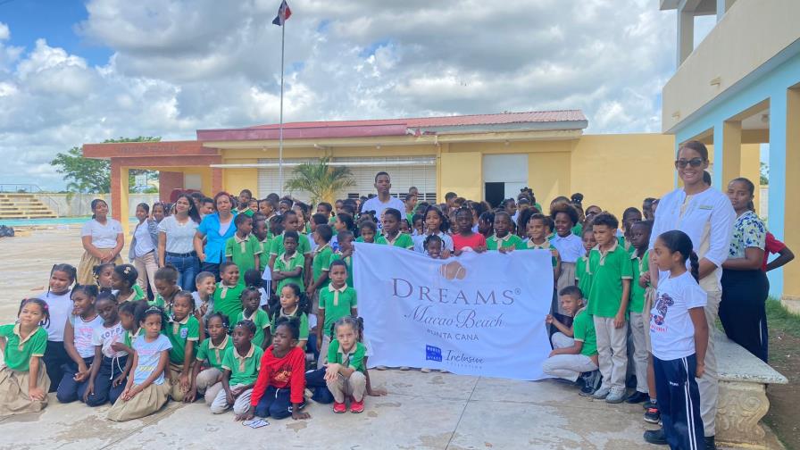 Dreams Macao Beach Punta Cana hace entrega de útiles escolares