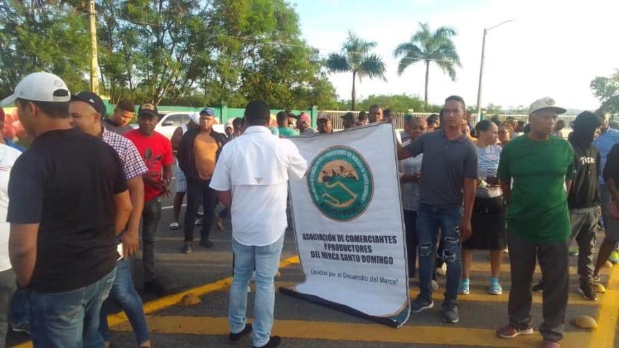 Comerciantes del Merca Santo Domingo protestan contra ventas de comida del Gobierno