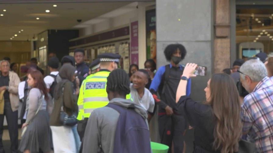 Decenas de personas convocadas por TikTok intentaron saquear tienda en centro de Londres