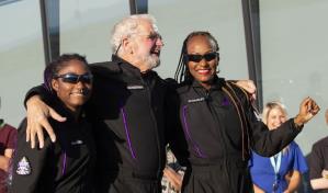 Virgin Galactic lleva a sus primeros turistas al borde del espacio