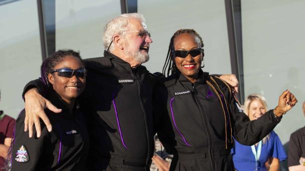 Todo listo para el primer viaje espacial de Virgin Galactic con turistas