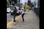 Video | Hombre da galleta a agente de Digesett en plena Lincoln Video | Hombre da galleta a agente de Digesett en plena Lincoln