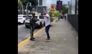 Video | Hombre da galleta a agente de Digesett en plena Lincoln