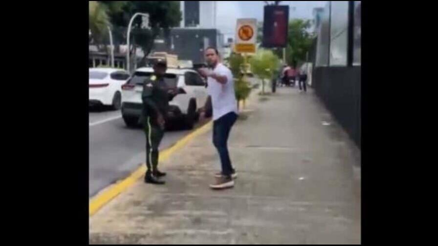 Video | Hombre da galleta a agente de Digesett en plena Lincoln