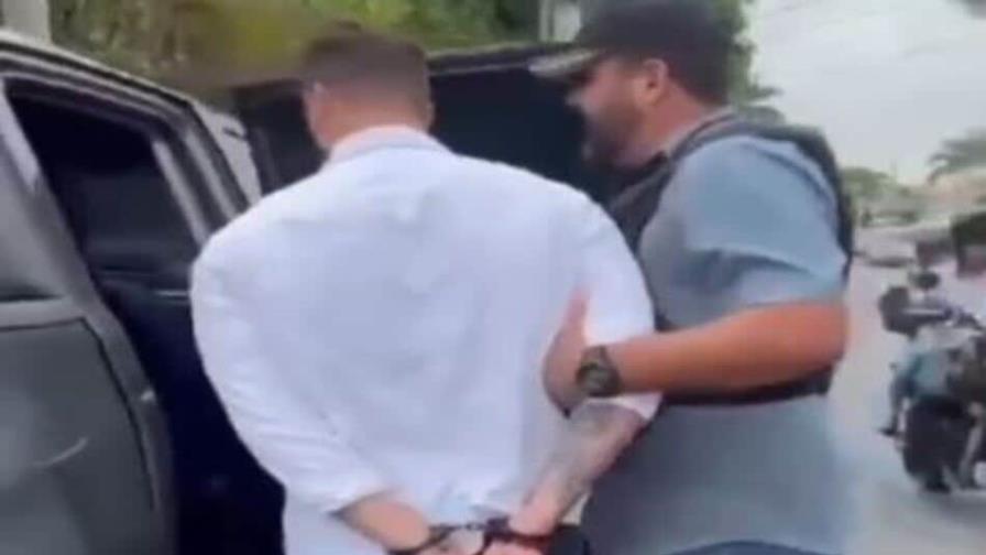 Video | Detienen hombre que agredió agente de la Digesett