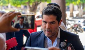 Actor Eduardo Ver&aacute;stegui evacuado de emergencia de Ecuador tras asesinato de candidato presidencial