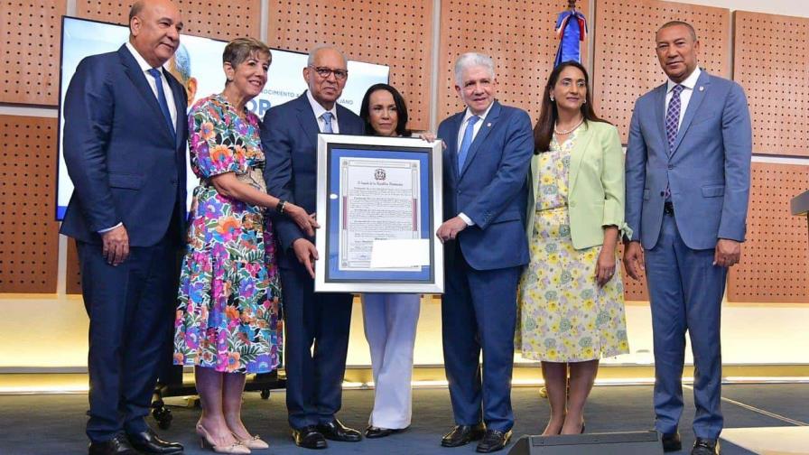 Senado reconoce trayectoria del doctor Rafael Sánchez Español